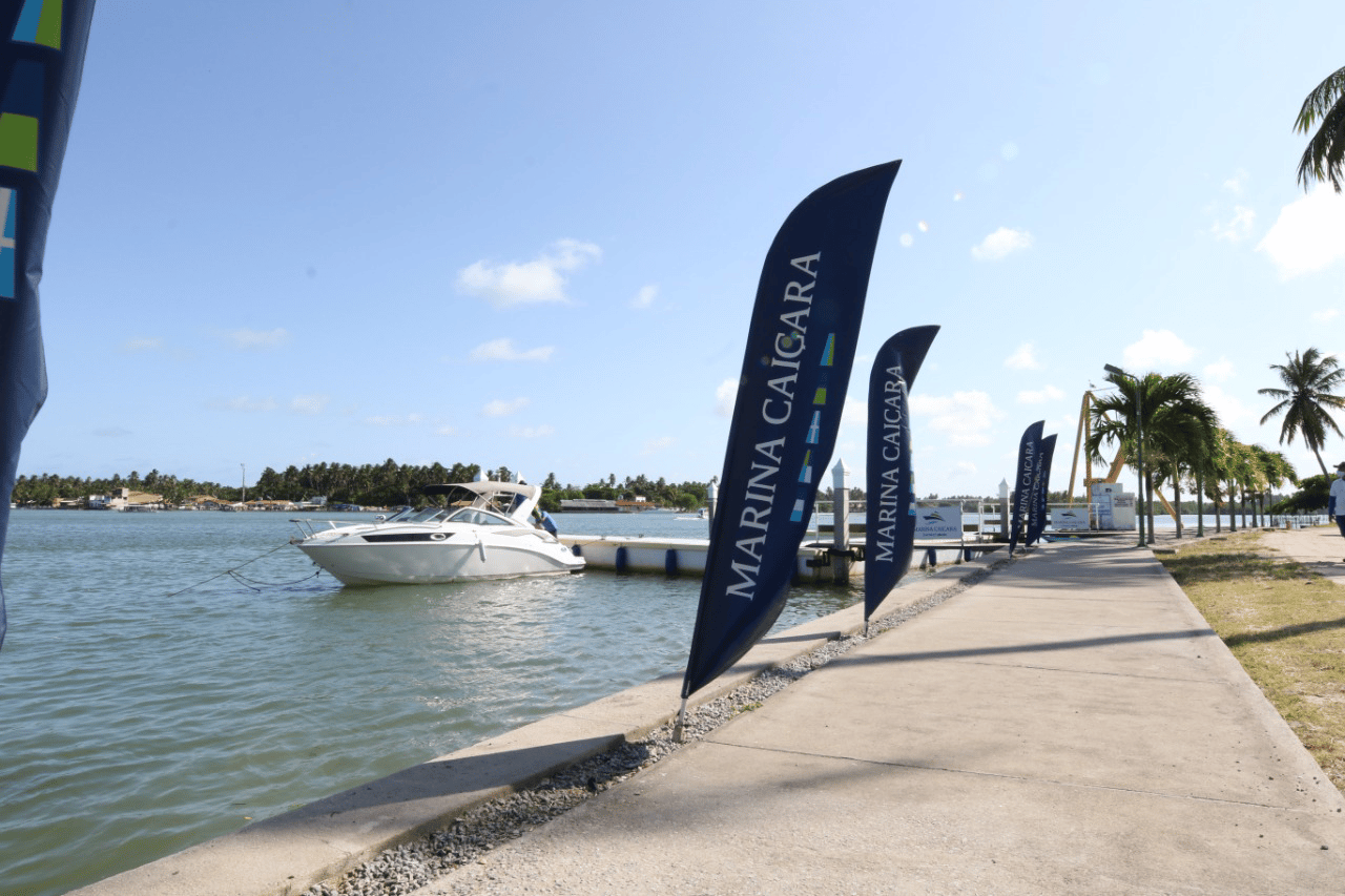 Embarcação atracada no píer da Marina Caiçara